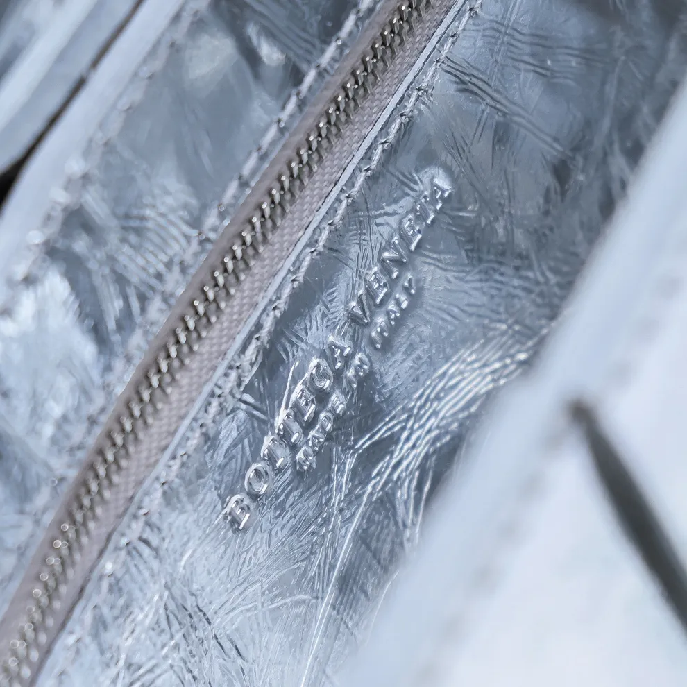 BV Cassette 15-check silver silver item has always been the favorite of trendy men and trendy women😎 And don’t look too good when paired with dark clothes in winter! ! Simple large plaid, effortlessly fashionable. Hurry up and get one〰️23×15×5.5cm